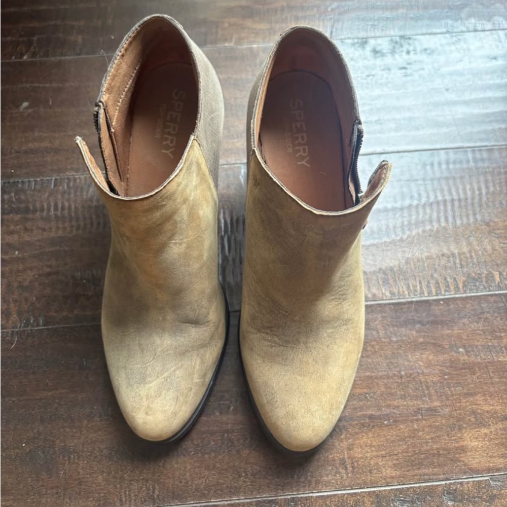 Sperry leather boots size 9.5